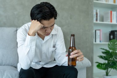 Depresyondaki genç iş adamı evde yalnız başına viski içmenin kötü hissettirdiğini vurguladı alkol içmenin sorunlu içki, alkolizm, hayat ve aile probleminden muzdarip olduğunu söyledi.