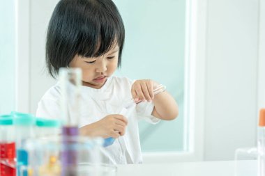 Çocuk Bilimci Eğitimi Laboratuvarda Bilimsel. Tıbbi çocuk eğitimi, biyoteknoloji, keşfet, hayal et, yürütme işlevi, çocuk, eğitim, zeka oranı, duygusal katsayısı