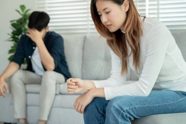 Boşanma. Kadın evlilik yüzüğünü çıkardı. Evlilikten sonra çaresiz ve hayal kırıklığına uğramış çiftler. Karı koca anlaşmazlıklar yüzünden üzgün, üzgün ve hayal kırıklığına uğramış. güvensizlik, aşk sorunları, ihanetler, aile, aşk