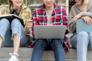 Grup Asyalı öğrenci toplantı takımı iş projesi için. Mutlu takım çevrimiçi çalışıyor. Üniversite kampüsünde kitap oku. Uluslararası Asya Üniversitesi Grubu. Eğitim, öğrenim, okul, üniversite, mezuniyet