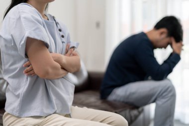 Boşanma. Asyalı çiftler evlendikten sonra çaresiz ve hayal kırıklığına uğrarlar. Karı koca kavgalar yüzünden üzgün, üzgün ve hayal kırıklığına uğramış durumdalar. Güvensizlik, aşk sorunları, ihanetler. Aile sorunu, gençlik aşkı