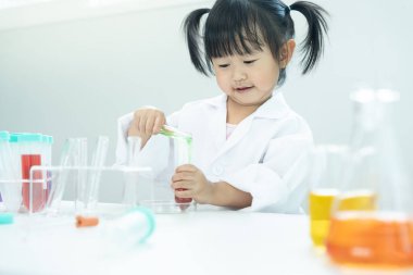 Çocuk Bilimci Eğitimi Laboratuvarda Bilimsel. Tıbbi çocuk eğitimi, biyoteknoloji, keşfet, hayal et, yürütme işlevi, çocuk, eğitim, zeka oranı, duygusal katsayısı