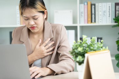 Kalp krizi belirtileri gösteren el ele tutuşmalar, çok çalışan Asyalı kadınların göğüs ağrıları kalp rahatsızlığı, sızıntı, genişleme, genişlemiş kalp, göğsüne acı veren ekspresyoyla baskı.