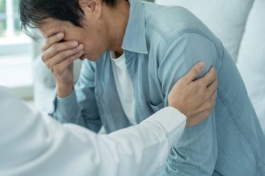 Hayat ve aile meselelerini tartışırken psikiyatrist omuzlarını tutuyor. Doktor cesaretlendiriyor ve empati kuran kadın depresyona giriyor. Psikolojik, boşanmayı kaydet, el ele, güven, ilgi