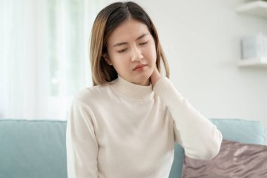 Ofis sendromları, iş nedeniyle boyun ağrısına masaj yapan kadın ve bilgisayar kullanımı, boyun ağrısı ve omuz ağrısı semptomlarının dijital bileşimi, yaralanmalar, sağlık hizmetleri, tıbbi, miyozit