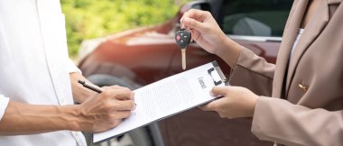 Kira, kiralık araba, satış, alım. Satış şirketi, sözleşme ve araba anahtarlarını imzalaması için yeni sahibine gönderir. Satışlar, kredi kredisi finans, kira aracı, sigorta, kiralama, satıcı, satıcı, taksit, araba bakımı işi