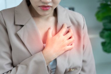 Kalp krizi belirtileri gösteren el ele tutuşmalar, çok çalışan Asyalı kadınların göğüs ağrıları kalp hastalığı, sızıntı, genişleme, kalp büyümesi, göğsüne acı verici bir ifadeyle bastırma.