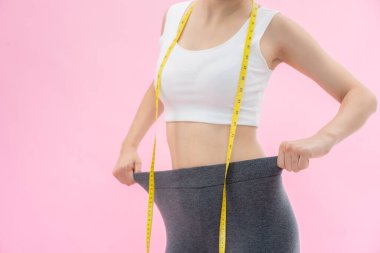 Diyet yapan kadınlar. Güzel şekil. Dişilerin kilo verdikten sonra bel ölçüleri azalır. Kilo kaybı nedeniyle kot giyemezsin. denge, kontrol, rutinler, egzersiz.