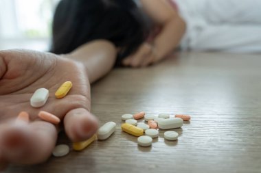 Kadın aşırı doz hap kullanıyor, stresli, üzgün, uyuşturucu bağımlısı, uyuşturucu bağımlısı, hasta, sağlıksız, mutsuz, intihar, depresif veya umutsuz, uyuşturucu bağımlısı, yaşam ve aile sorunları, motivasyonsuz