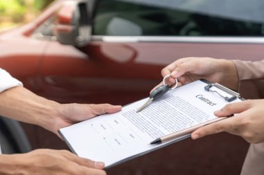 Kira, kiralık araba, satış, alım. Satış şirketi, sözleşme ve araba anahtarlarını imzalaması için yeni sahibine gönderir. Satışlar, kredi kredisi finans, kira aracı, sigorta, kiralama, satıcı, satıcı, taksit, araba bakımı işi