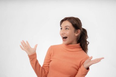 Asyalı güzel kadın şaşırmış yüz ifadesinden çıktı. Dişi şokta. heyecan verici bir gülümseme ve mutlu bir sevinç. Keyfinize bakın ve rahatlayın. Vay canına, elinde akıllı telefon tutan bir kız. Gülümse..