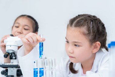 Çocuk Bilimci Eğitimi Laboratuvarda Bilimsel. Tıbbi çocuk eğitimi, biyoteknoloji, keşfet, hayal et, yürütme işlevi, çocuk, eğitim, zeka oranı, duygusal katsayısı