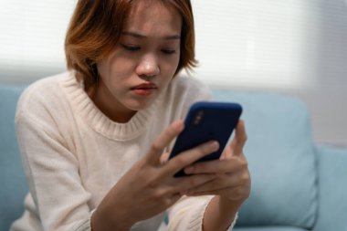 Depresyon ve akıl hastalığı. Asyalı kadın kötü haber aldıktan sonra hayal kırıklığına uğradı, üzüldü. Stresli kız mutsuz problemlerle kafası karışık, erkek arkadaşıyla tartışıyor, ağlıyor ve beklenmedik hamilelik için endişeleniyor..