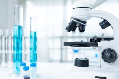 Gelişmiş bilim laboratuarındaki biyokimyasal örnekleri analiz et. Tıbbi profesyonel kullanım mikroskobu virüsün mikrobiyolojik gelişimini gösteriyor. Fen laboratuvarında biyoteknoloji araştırması.