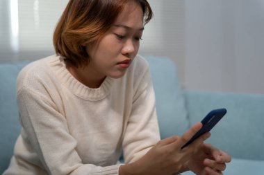 Depresyon ve akıl hastalığı. Asyalı kadın kötü haber aldıktan sonra hayal kırıklığına uğradı, üzüldü. Stresli kız mutsuz problemlerle kafası karışık, erkek arkadaşıyla tartışıyor, ağlıyor ve beklenmedik hamilelik için endişeleniyor.