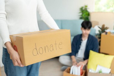 Taşınmak, taşınmak. Karısı eve taşınmadan önce bağış için eşlerini seçer, eşlerini yerleştirir ve yeni daire için mobilyaları taşır. yeni daireye taşınmak, taşınmak, taşınmak, eşyalar