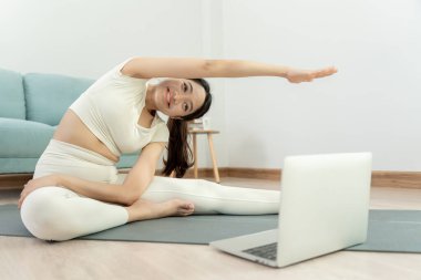 Evde ya da apartmanda yoga yapan zayıf bir kadın. Sabahları egzersiz yapan Asyalı bir kadın. denge, meditasyon, rahatlama, sakinlik, sağlık, mutluluk, rahatlama, sağlıklı yaşam tarzı, diyet, sli