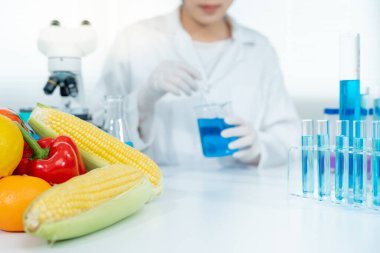 Bilimadamı laboratuvardaki kimyasal gıda kalıntılarını kontrol ediyor. Denetim uzmanları sebzelerin kalitesini inceler. Laboratuvar, tehlikeli maddeler, yasaklı maddeler, kirlilik, mikroskop, mikrobiyoloji.