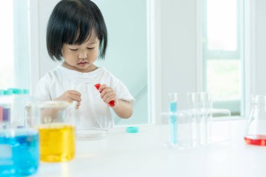 Çocuk Bilimci Eğitimi Laboratuvarda Bilimsel. Tıbbi çocuk eğitimi, biyoteknoloji, keşfet, hayal et, yürütme işlevi, çocuk, eğitim, zeka oranı, duygusal katsayısı