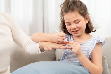 Anne ve kızı çok güzel tırnak gösteriyor. Güzellik manikürcüsü kaplıca merkezinde. Güzellik salonunda jöle tedavisi için tırnak törpüsü kullanın. Manikürcü çok güzel tırnak yapıyor. Tatil, rahatla, aile.