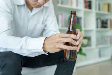 Depresyondaki genç iş adamı evde yalnız başına viski içmenin kötü hissettirdiğini vurguladı alkol içmek sorunlu içki, alkolizm, hayat ve aile çaylaklarından muzdarip.