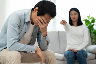 Boşanma. Asyalı çiftler evlendikten sonra çaresiz ve hayal kırıklığına uğrarlar. Karı koca kavgalar yüzünden üzgün, üzgün ve hayal kırıklığına uğramış durumdalar. Güvensizlik, aşk sorunları, ihanetler. Aile sorunu, gençlik aşkı