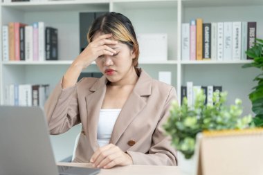 Baş ağrısı, kadın migren ağrısı, kötü sağlık, Asyalı kadın stres ve baş ağrısı, ofis sendromu, alınına dokunmaktan yorgun düşmüş migren ya da depresyon, sinirli kız, hüzün.