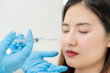 Kozmetik cerrahi, cilt beyazlatma enjeksiyonu, dolgu enjeksiyonu, cilt yenileme, güzel Asyalı kızlar güzellik kliniğinde, cilt bakımı, gözenek yenileme, kırışıklık, bebek yüzü...