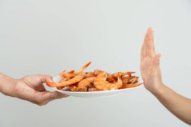 Gıda alerjisi, el şaşkın karides yeme, deniz ürünleri alerjisi kaşıntı, kızarıklık, karın ağrısı, ishal, göğüs sıkışması, baygınlık, ölüm, ciddi alerjiden kaçınma.