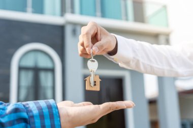 Kira, kiralama ve ev satma. Emlakçı menajeri yeni sahibine gülümsüyor. kira, satış, kredi finans, sigorta, satıcı, dağıtıcı, taksit, satın alma, satma, taşınma