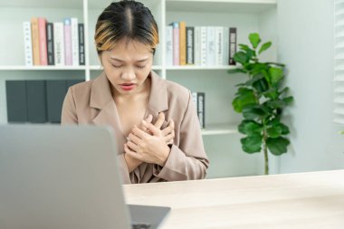 Kalp krizi belirtileri gösteren el ele tutuşmalar, çok çalışan Asyalı kadınların göğüs ağrıları kalp hastalığı, sızıntı, genişleme, kalp büyümesi, göğsüne acı verici bir ifadeyle bastırma.