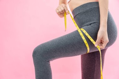 Diyet ve diyet. Güzel, ince kadın vücut ölçüsü. Egzersiz elbiseli bir kadın sağlıklı yaşam için kilo verme hedefine ulaşır. Zayıflığa, ince belliye ve beslenme uzmanına deli olur. Fitness