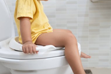 Tuvalete giden çocuk, çocuklarda kabızlık, hazımsızlık, karın ağrısı, ağlama, dışkılama, gerilme, idrar tutamama, dışkıda kan, bağırsak sorunları, ülser koliti, ishal.