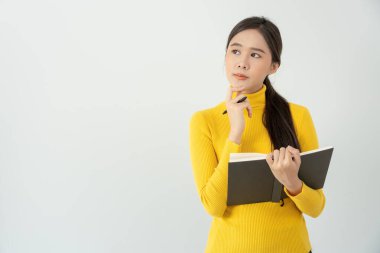 ilham, yazar, yaratıcı, hayal gücü, portre güzel Asya çekici genç kadın not defterine fikirler yazıyor, liste yapmak, iyi düşünce işi, gazeteci, stil, rüya görüntüsü, rahatla