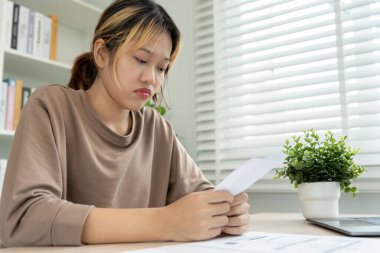 Yüklü faturaları ve faturaları olan stresli ve baş ağrısı çeken Asyalı kadın harcamaları ve kredi kartı borçlarını ödeyecek parası yok. kıtlık, mali sorunlar, mortgage, kredi, iflas, iflas, yoksul, boş cüzdan