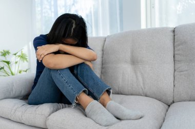 Depresyon ve akıl hastalığı. Asyalı kadın kötü haber aldıktan sonra hayal kırıklığına uğradı, üzüldü. Stresli kız mutsuz problemlerle kafası karışık, erkek arkadaşıyla tartışıyor, ağlıyor ve beklenmedik hamilelik için endişeleniyor..