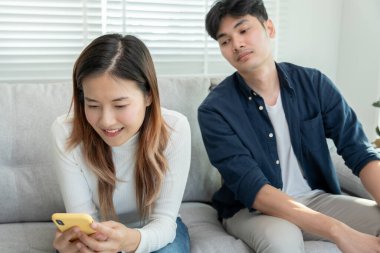 Çifte randevu, birini aldatma, biraz kaçamak yapmak, zina yapmak, çok eşlilik, kocasının bir ilişkisi vardı. Aile sorunu, aldatma, boşanma ve ayrı, sosyal çömezlik.