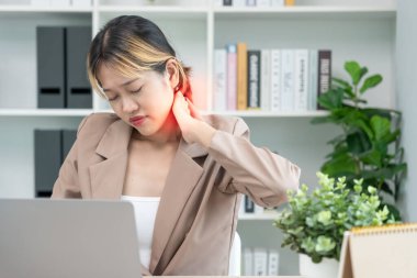 Ofis sendromları, iş nedeniyle boyun ağrısına masaj yapan kadın ve bilgisayar kullanımı, boyun ağrısı ve omuz ağrısı semptomlarının dijital bileşimi, yaralanmalar, sağlık hizmetleri, tıbbi, miyozit