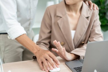 Yönetici ya da kıdemli bir bayan meslektaşı eline dokunarak taciz etti. Ofiste cinsel taciz. Tacize uğradığım için gergin ve stresliyim. taciz, saldırı, uygunsuz, ayrımcılık