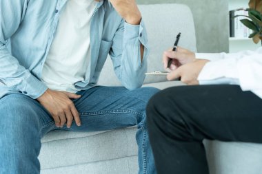 Adam mahrem yerlerin önünde el ele tutuşup rahatsızlık duyuyor ve doktora danışıyor. Zührevi, testis kanseri. Mesane sorunları, ereksiyon bozukluğu, erken boşalma, prostat kanseri.