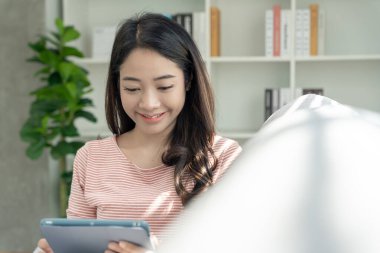 ilham, yazar, yaratıcı, hayal gücü, portre güzel Asya çekici genç kadın not defterine fikirler yazıyor, liste yapmak için, iyi düşünce işi, gazeteci, stil, rüya görüntüsü, rela