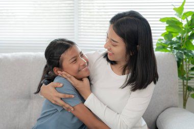 Ailede sorun var. Anne kucaklaşır ve cesaret verir, ebeveynlerin kavgasından dolayı stres hisseder. Çocuğun ruhsal sorunları var. Kavgalar, şiddet, depresyon, intihar, cesaret kırma, sosyal sorun