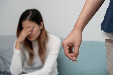 Boşanma. Adam evlilik yüzüğünü çıkarmış. Evlilikten sonra çaresiz ve hayal kırıklığına uğramış çiftler. Karı koca anlaşmazlıklar yüzünden üzgün, üzgün ve hayal kırıklığına uğramış. güvensizlik, aşk sorunları, ihanetler, aile, sevgili