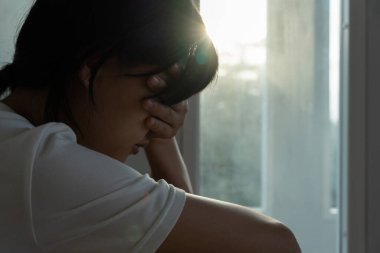 Mutsuz Asyalı kadın kız hayal kırıklığına uğradı, evde yalnız başına yaşanan sorunlara üzüldü, kendini yalnız hissetti, strese girdi, kötü bir ilişki yaşadı, ayrıldı, boşandı, kafası karıştı, depresyon geçirdi, zihinsel sağlık, yalnızlık.
