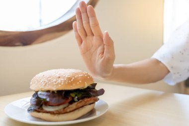 İnce bir kadın vücudu hamburgeri şaşırtır. Lokantadaki kadın sağlıklı yaşam için kilo verme hedefine ulaşıyor. Zayıflığa, ince belliye ve beslenme uzmanına deli oluyor. Diyet, vücut şekli.