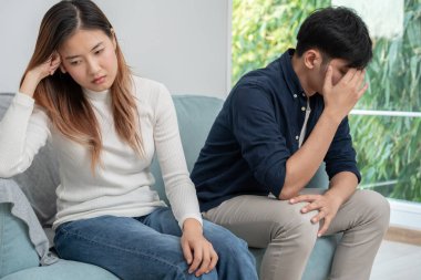 Boşanma. Asyalı çiftler evlendikten sonra çaresiz ve hayal kırıklığına uğrarlar. Karı koca kavgalar yüzünden üzgün, üzgün ve hayal kırıklığına uğramış durumdalar. Güvensizlik, aşk sorunları, ihanetler. Aile sorunu, gençlik aşkı