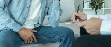 Adam mahrem yerlerin önünde el ele tutuşup rahatsızlık duyuyor ve doktora danışıyor. Zührevi, testis kanseri. Mesane sorunları, ereksiyon bozukluğu, erken boşalma, prostat kremi.