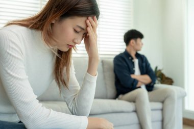 Boşanma. Asyalı çiftler evlendikten sonra çaresiz ve hayal kırıklığına uğrarlar. Karı koca kavgalar yüzünden üzgün, üzgün ve hayal kırıklığına uğramış durumdalar. Güvensizlik, aşk sorunları, ihanetler. Aile sorunu, gençlik aşkı