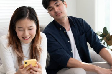 Çifte randevu, birini aldatma, biraz kaçamak yapmak, zina yapmak, çok eşlilik, kocasının bir ilişkisi vardı. Aile sorunu, aldatma, boşanma ve ayrı, sosyal sorun