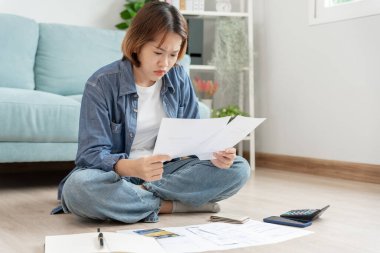 Yüklü faturaları ve faturaları olan stresli ve baş ağrısı çeken Asyalı kadın harcamaları ve kredi kartı borçlarını ödeyecek parası yok. kıtlık, mali sorunlar, mortgage, kredi, iflas, iflas, yoksul, boş cüzdan